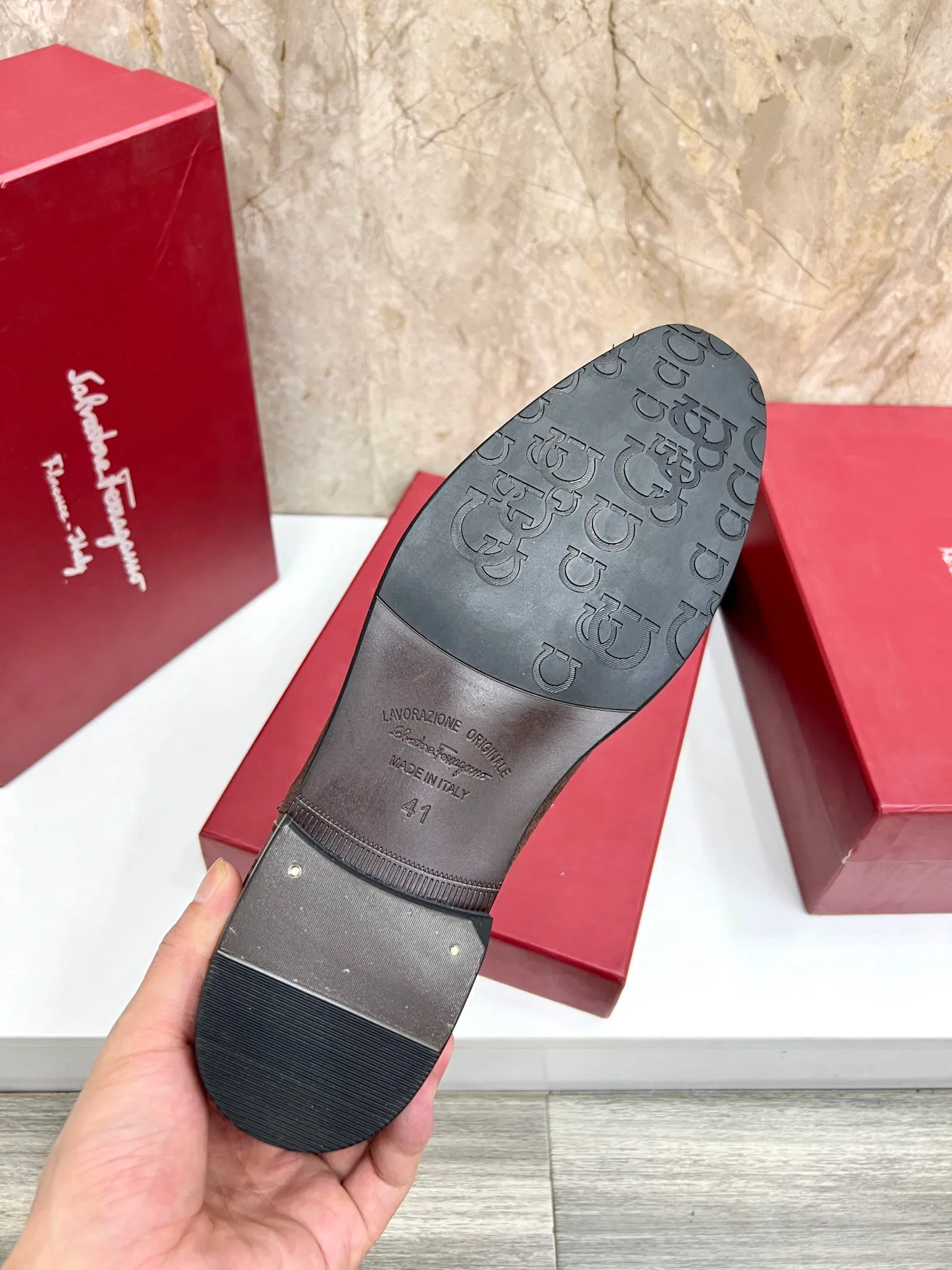 Original order quality: Men's shoes 💰700 Brand: Ferragamo (Ferragamo) One size larger: Men's size 38-44 (45 customized) Grade: Same style as the official website High-end men's shoes Material: Original cowhide, cowhide lining, original outsole Style category: Chelsea men's boots Fashion trend Color: Actual picture
